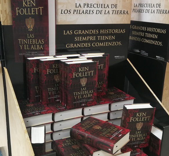 Libros de Las Tinieblas y el Alba destacados en los estantes de las librerías.
